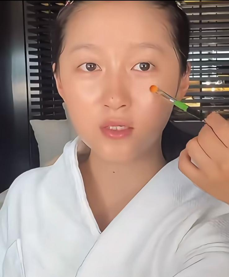 看了那么多女明星化妆视频，感觉关晓彤这状态才是最真实的
不过真实归真实，这姑娘未