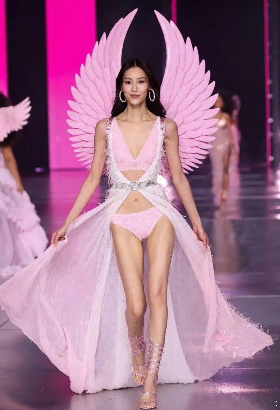 #维密大秀#除了刘雯，还有两位国模精彩亮相，贺聪、许炜，三位国模都超棒的[赞][