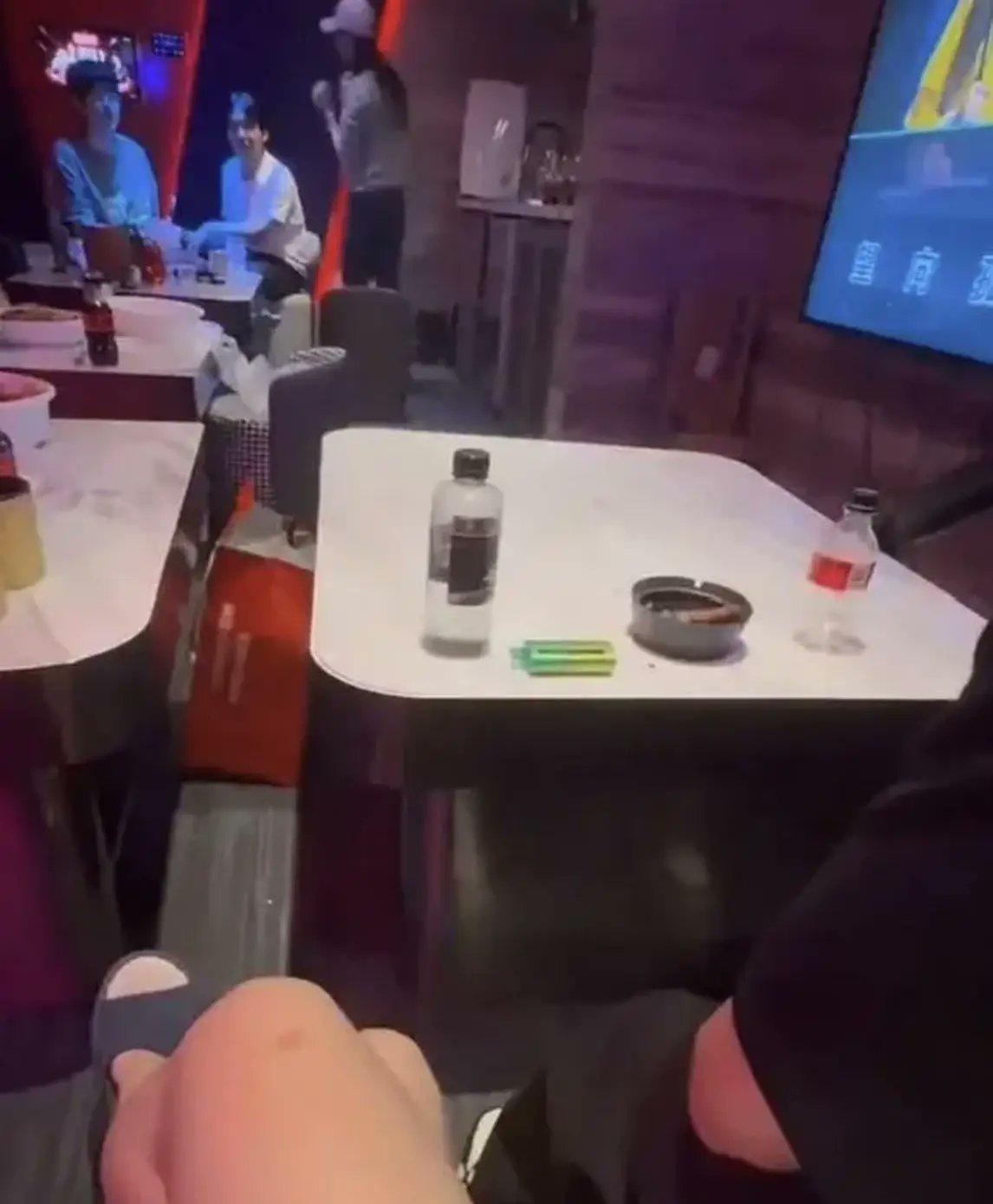 哈哈，刘昊然郭麒麟上热搜了，
网传他们在商K唱歌，
现在双方都出来辟谣了，
说在