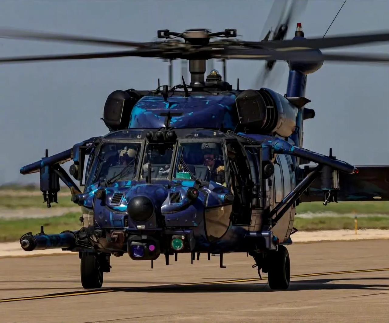 美军的MH-60M DAP“黑鹰”特种战直升机在创世纪项目下进行了海洋迷彩测试。