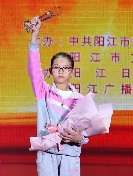 2006年，广东一男子在医院陪护流产的妻子。谁知，他出去抽烟时，发现了一名女弃婴