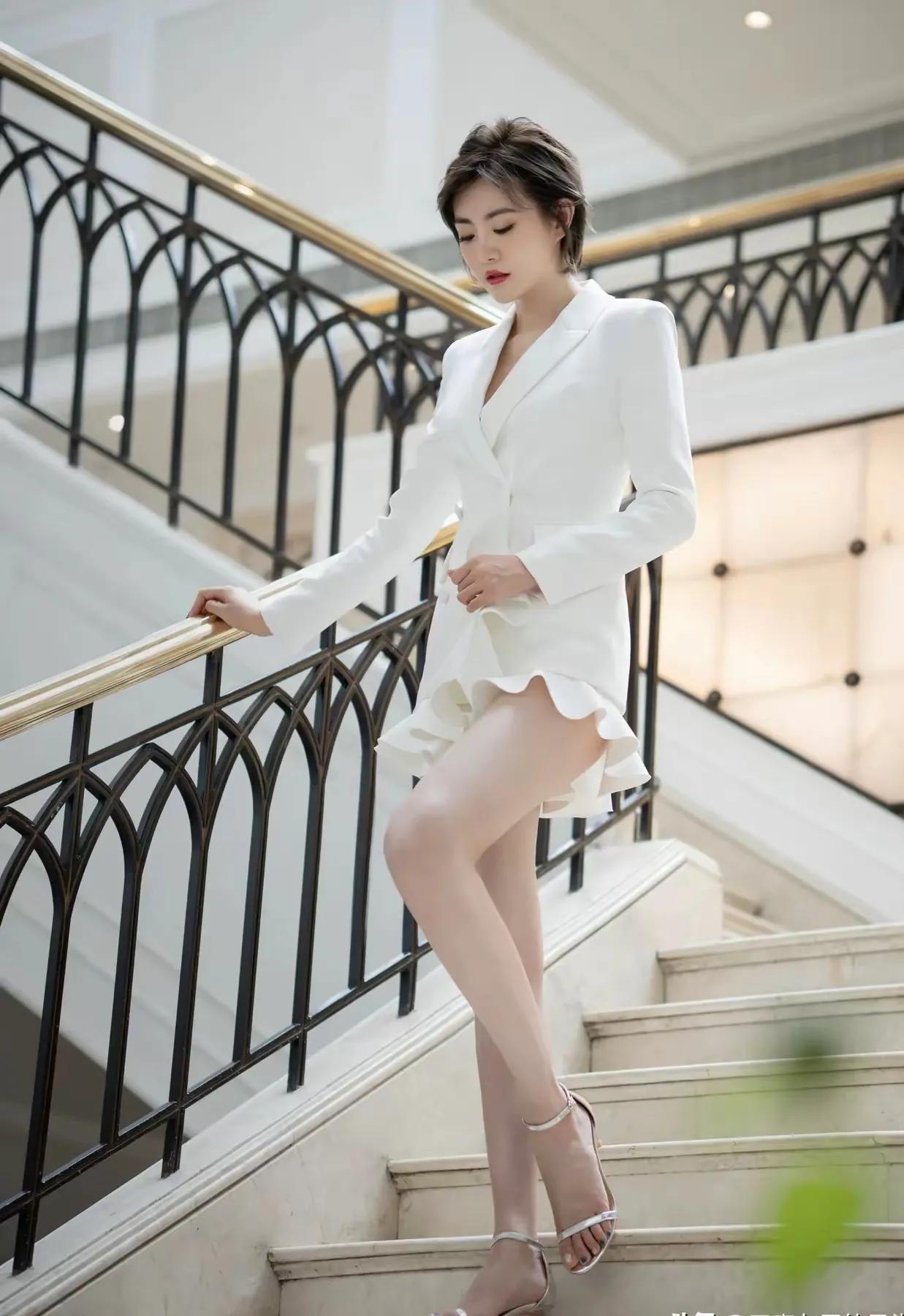 下楼了，一点不情愿的样子，但又楚楚动人，像你…