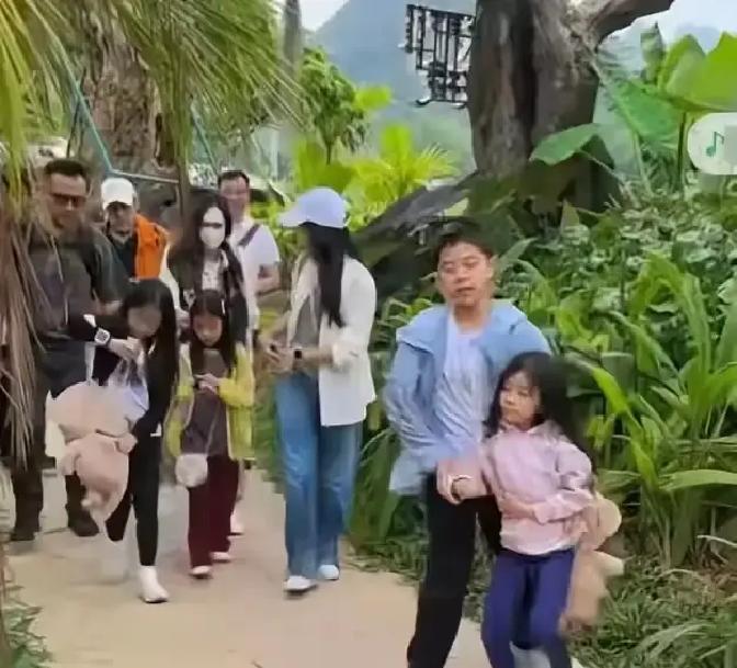 不带保镖保姆！霍启刚独自带仨娃逛广西，豪门育儿竟这么接地气
4月6日，霍启刚独自