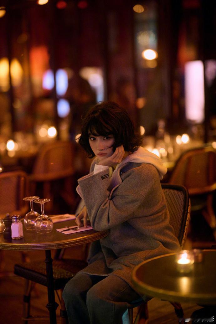 #关晓彤大衣叠穿卫衣# ​​​#关晓彤任美好随意流淌#关晓彤的棕色西装领大衣与卫