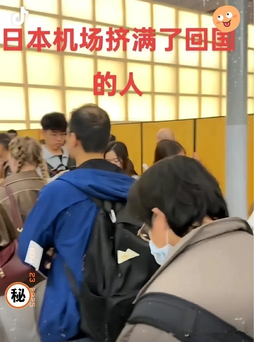 最近日本各大机场出现耐人寻味的一幕：
日本各大机场办理登机手续排队候机的旅客，