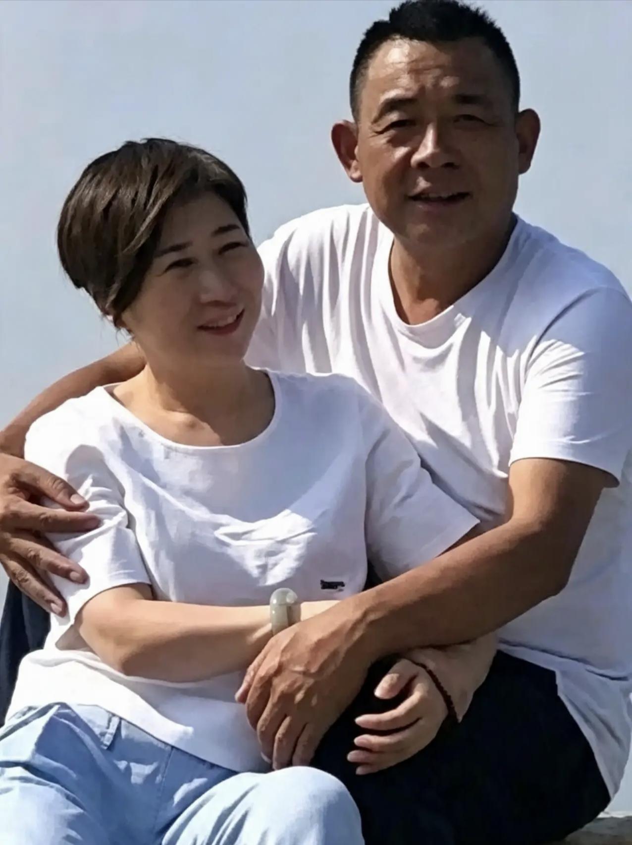 胖东来老板娘马丽，没有名贵衣服没有华丽排场，和于东来一样低调
刷到于东来和妻子马