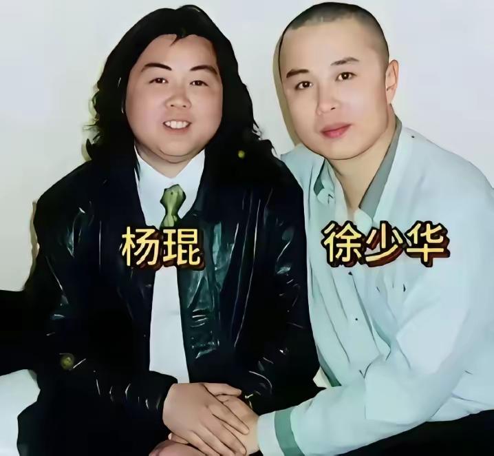 图一是唐僧的扮演者徐少华和妻子的合影，
徐少华的妻子是个导演，比他大两岁，夫妻和