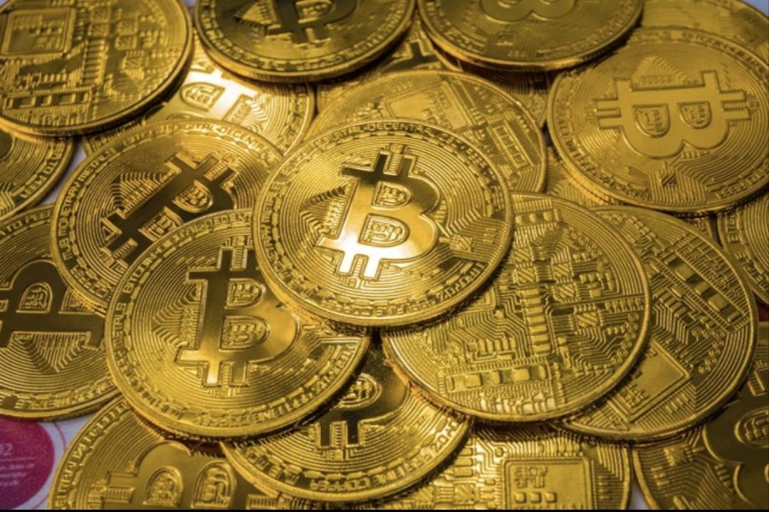 记住一句扎心真相：
顺境攒下的存款，都是逆境救命的底牌。
能稳稳攒住钱，才能稳稳