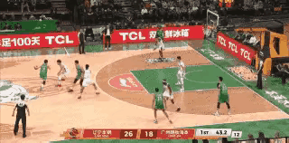 赵继伟这记首节压哨三分太提气！24秒即将走完，接李晓旭传球，面对贴身严防丝毫不慌