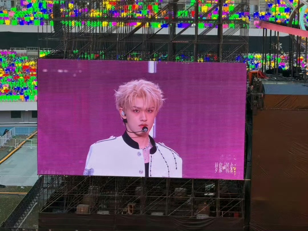 登陆少年演唱会开场大屏朱志鑫 张泽禹 张极 左航 苏新皓 TOP灯牌