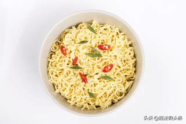 价格实惠的方便面？从年销438亿包到无人问津，中间发生了啥曾经方便面可是国民美食