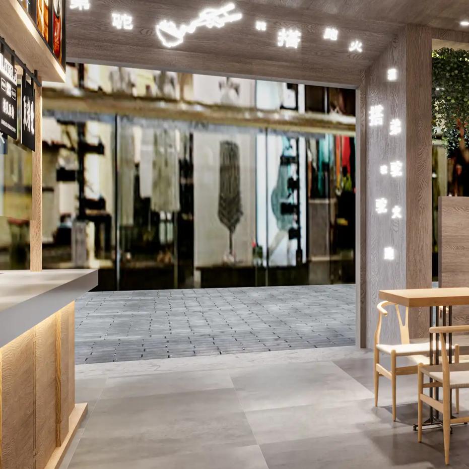 在淡季时期，部分小吃店采取了调整员工工资和休假安排的措施，以应对经营压力。具体来