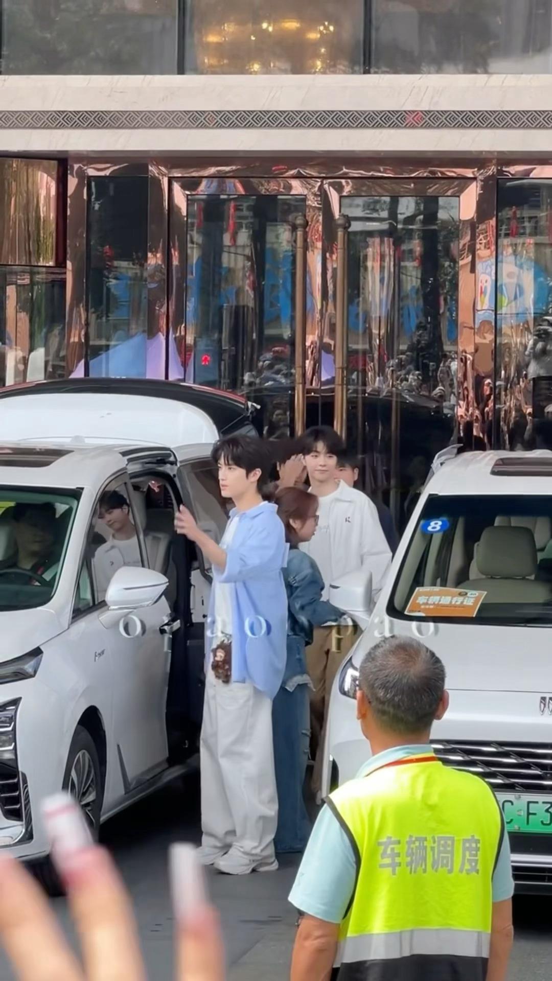 张康乐跑男首秀来了！今天是清新男大风～张康乐跑男首秀路透张康乐浅蓝衬衫路透