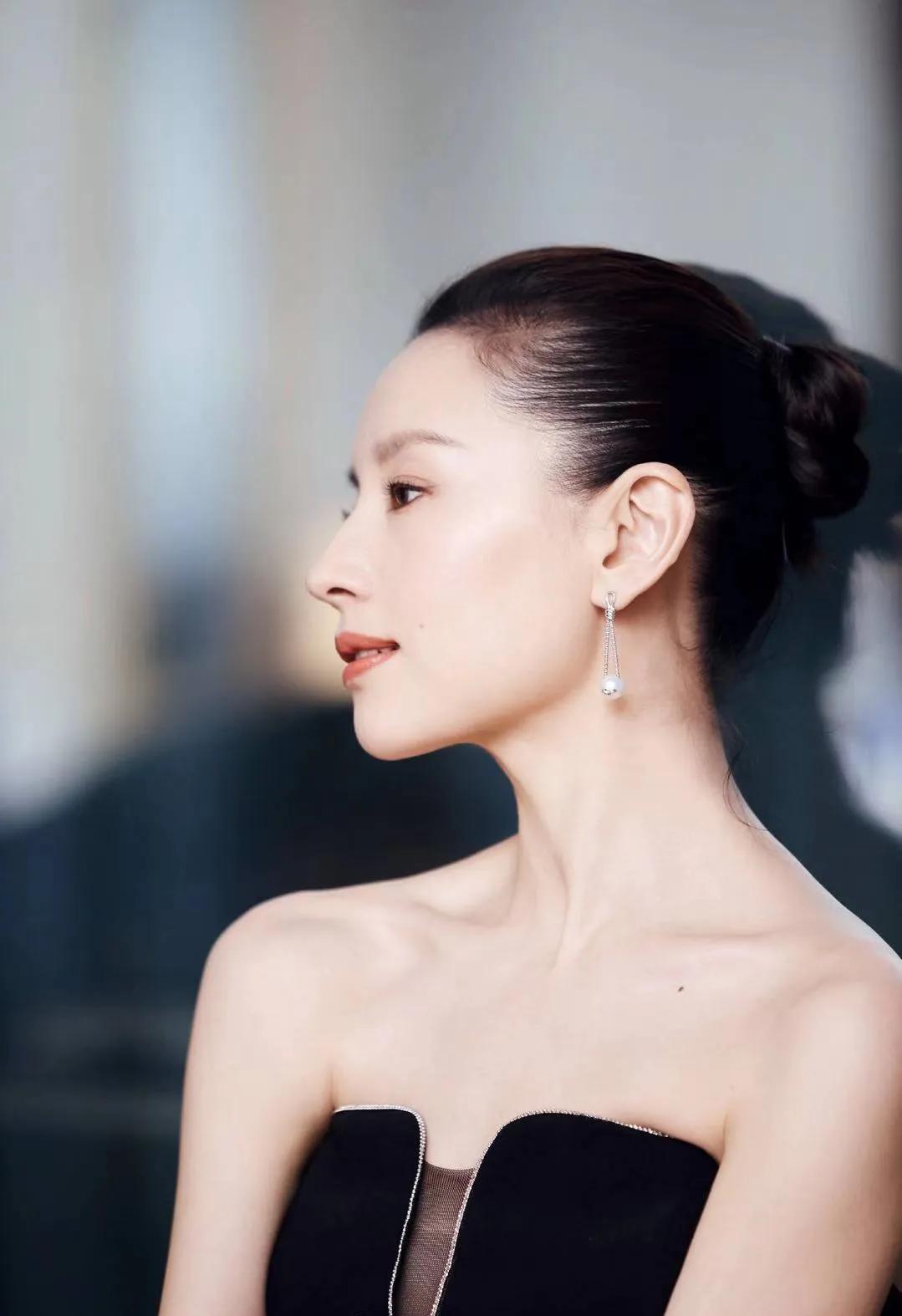 董洁身着一袭精致中式刺绣抹胸裙，尽显古典韵味与现代美学的完美交融。淡雅色彩，细腻