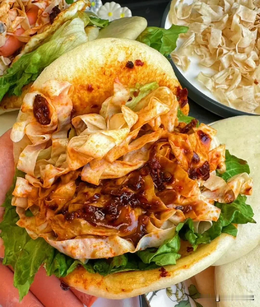 花样面食自制月亮馍🍔孩子够吗不够再加 
 
食材:
普通面粉，水，酵母粉，火腿