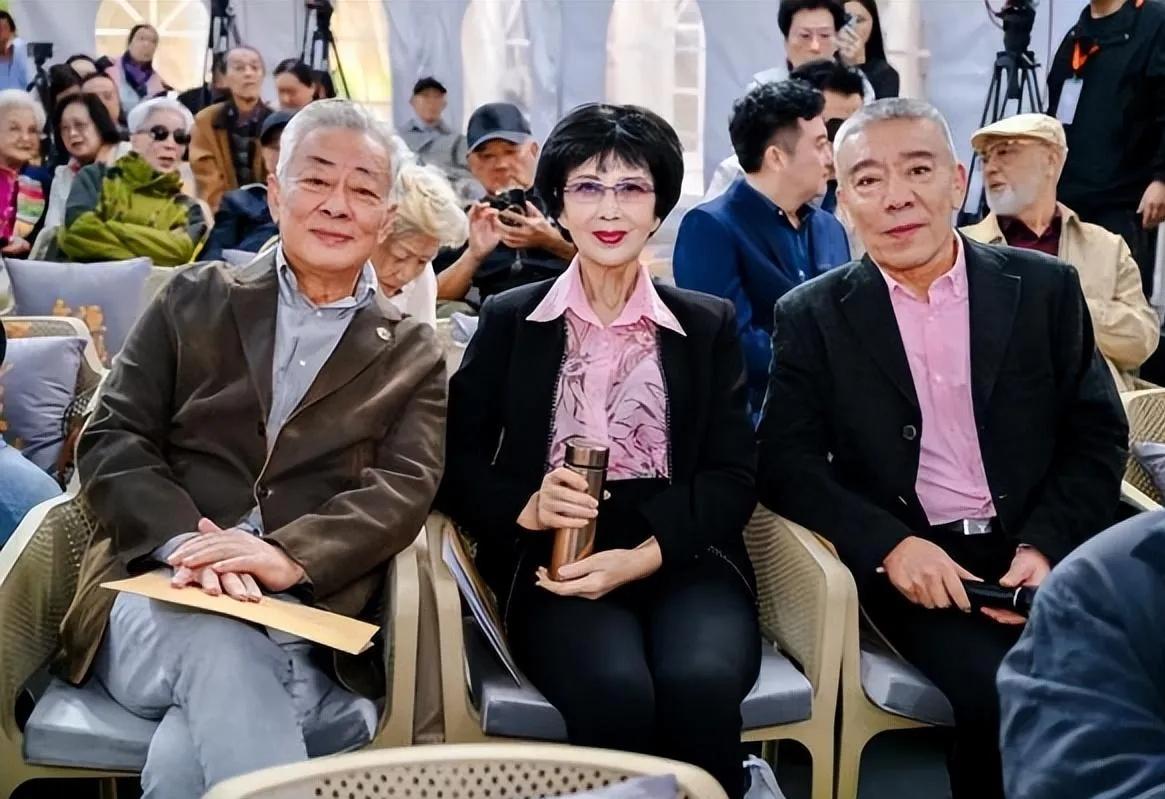 3位上影制片厂的老戏骨同框：

左侧的王诗槐气色盈和，精神矍铄，风度翩翩；中间的