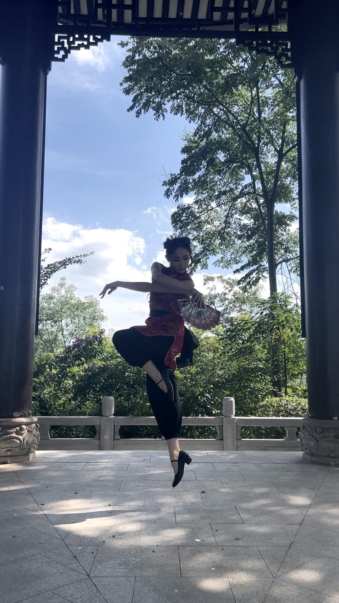 我将全部原图直出…  其实是因为拍太多没内存下美图秀秀了，，崩如溃之