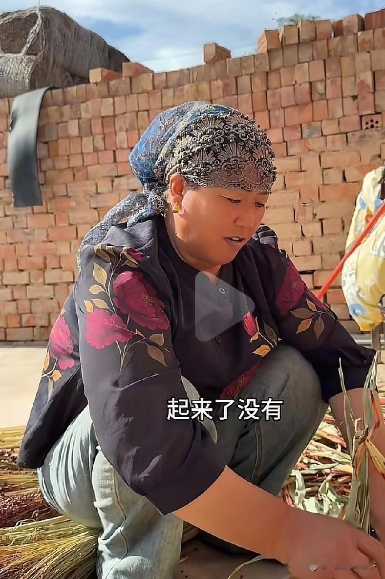 黑梅梅是懂话题的，拍个全家福还不忘带上她男朋友，弄个手机上的照片让一起出镜，你是