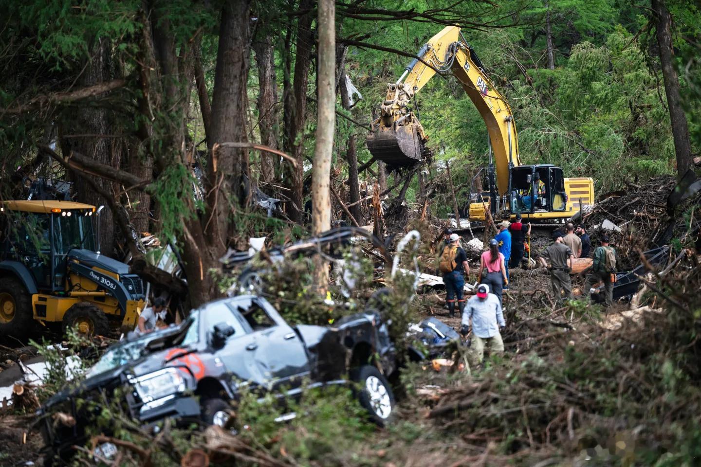 【死亡人数突破100人，德克萨斯州县政府回避了致命洪水越来越多的质疑】（美联社）