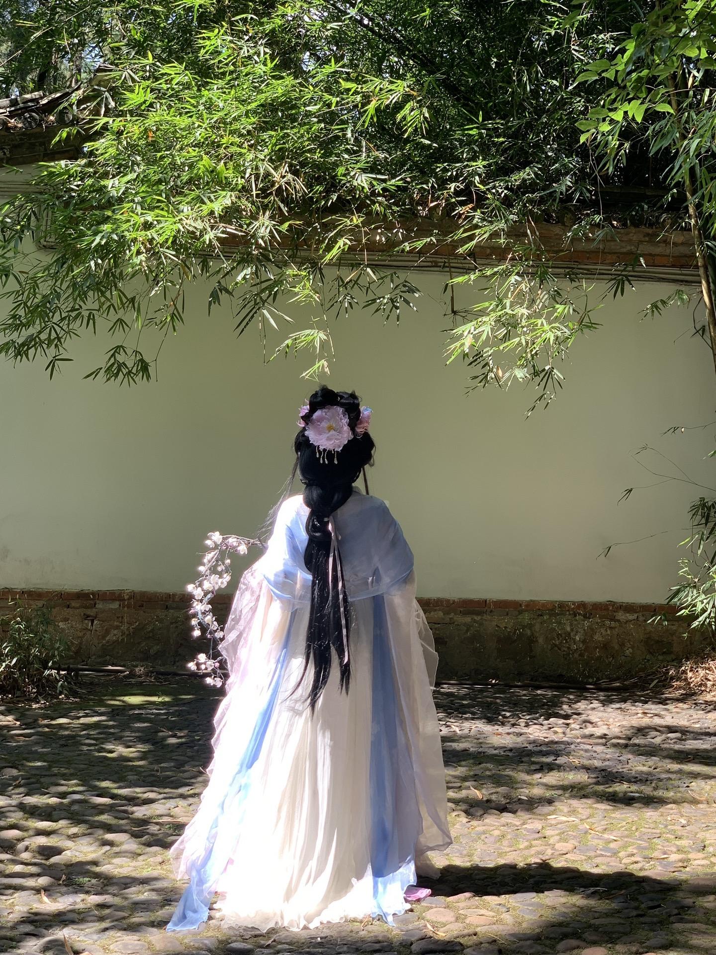 最近不咋拍图，有发型问题可以问哦 拍汉服这么久，姐妹们有问题可以问我...