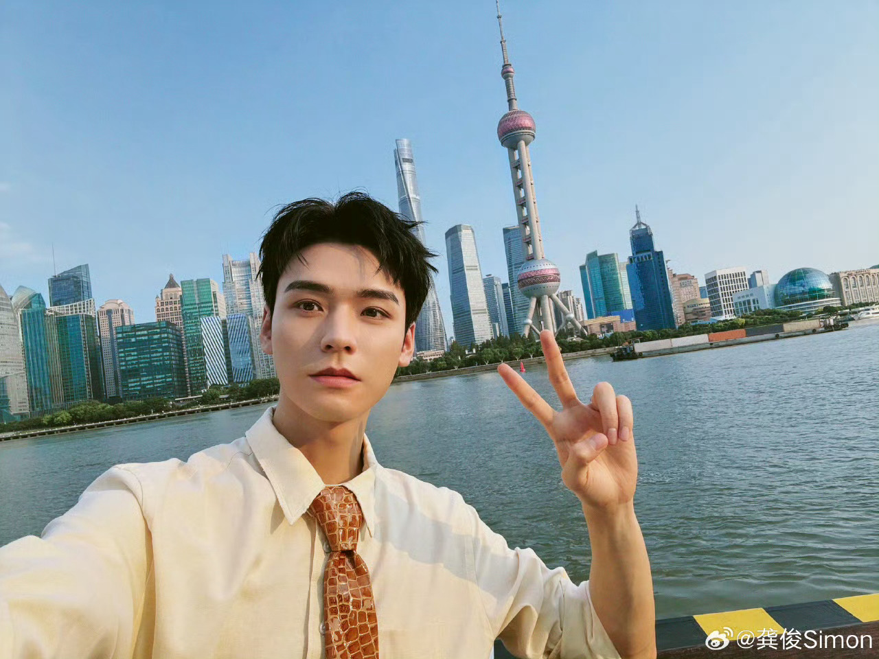 龚俊📸东方明珠与“东方明珠”✌️🌊 ​​​