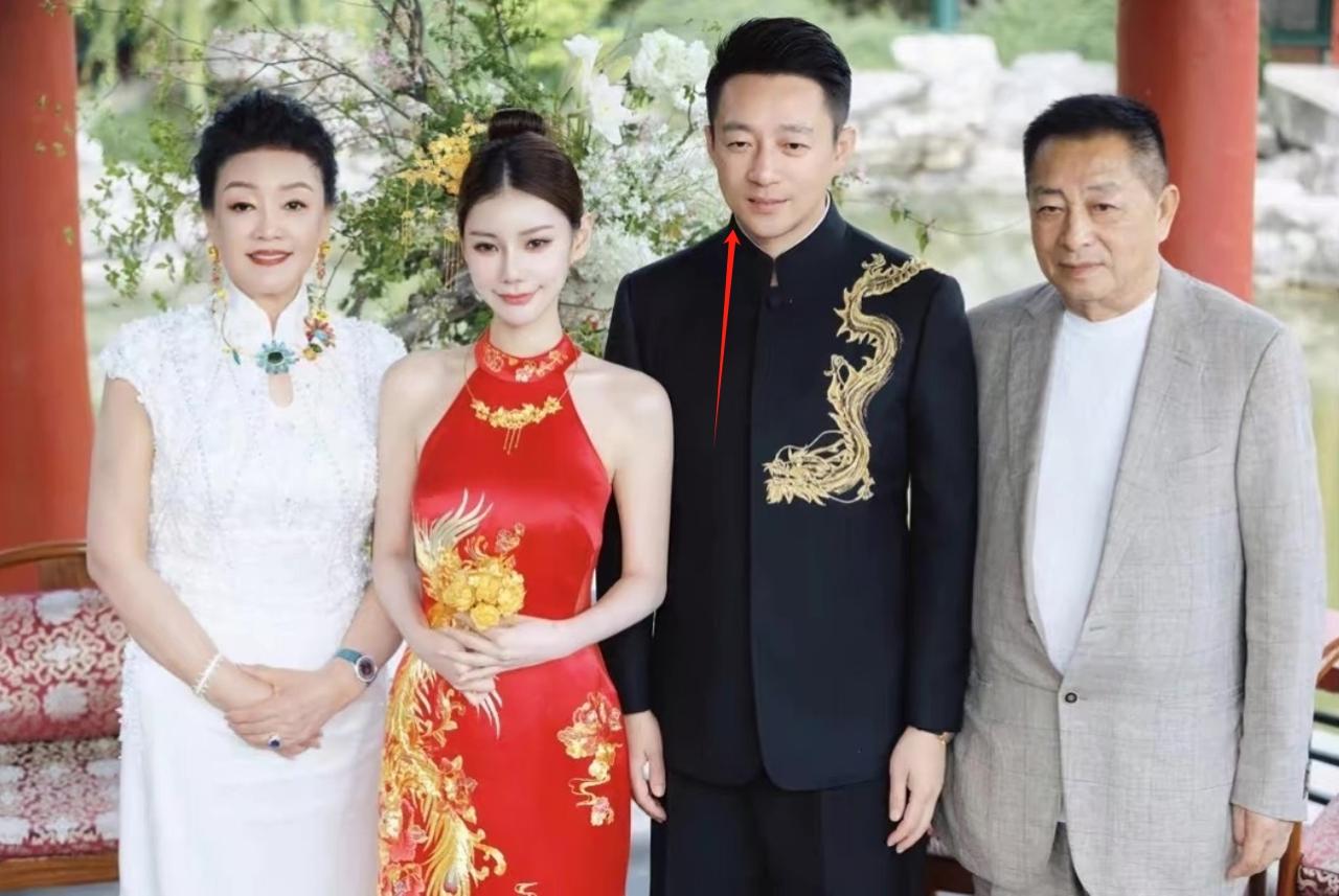 听了汪小菲婚礼上的致辞，
突然明白了，
汪小菲为什么会在这次婚礼上总是黑着脸，不