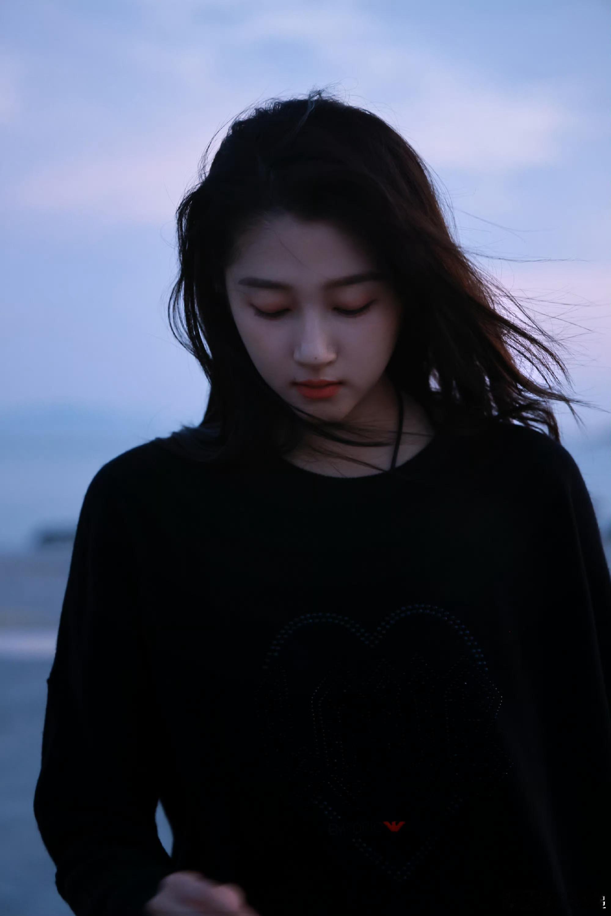 关晓彤海边蓝调时刻也是 ​​​