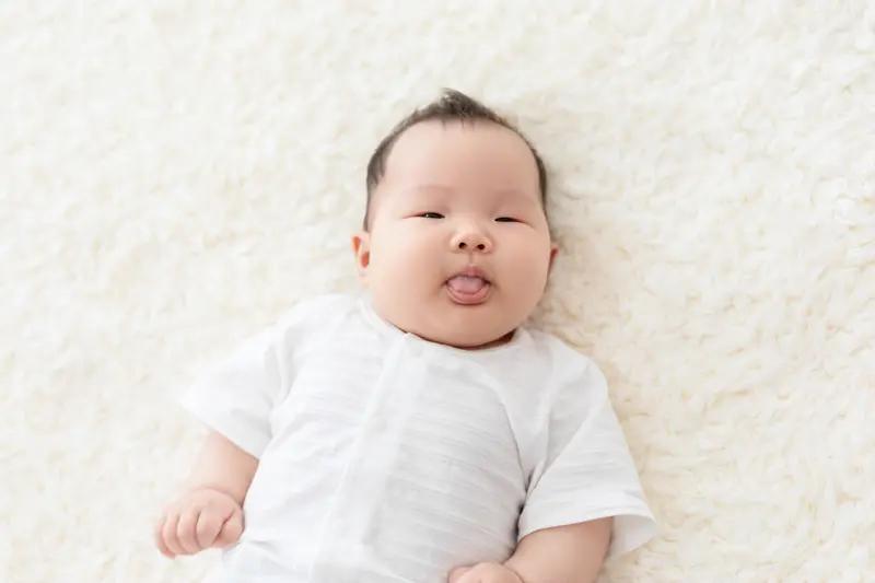 1月21日，青岛一男婴出生不到一周被遗弃福利院门口 ，随身留有包被、奶瓶和奶粉等