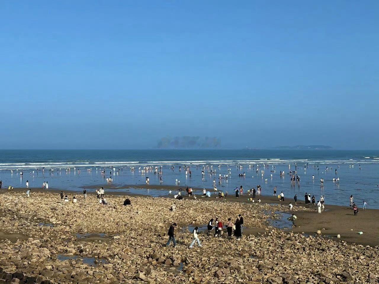 福州生活虎纠人讲福州胡州人讲福州 长乐下沙迎客流高峰！入夏以来，气温持续走高，福