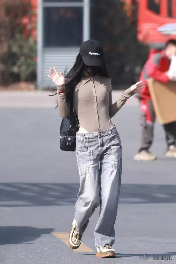 虞书欣现身活动超吸睛！紧身连体衣勾勒曼妙曲线，暖心互动宠粉满分
 
近日，虞书欣