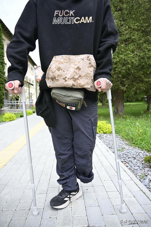 一日本志愿者前往乌克兰与俄军作战，在几个月前受伤遭截肢，一个脚丫子都没有了，按理