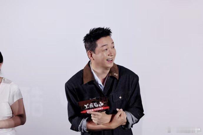 潘粤明正是带保温杯的年纪谁懂啊！潘粤明揣着保温杯慢悠悠喝水养生，松弛感直接拉满了