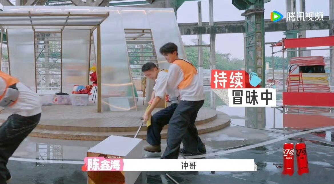陈鑫海下手前还要礼貌一番陈鑫海嘴上客气下手干脆线下同台互动尽显分寸感，陈鑫海准备