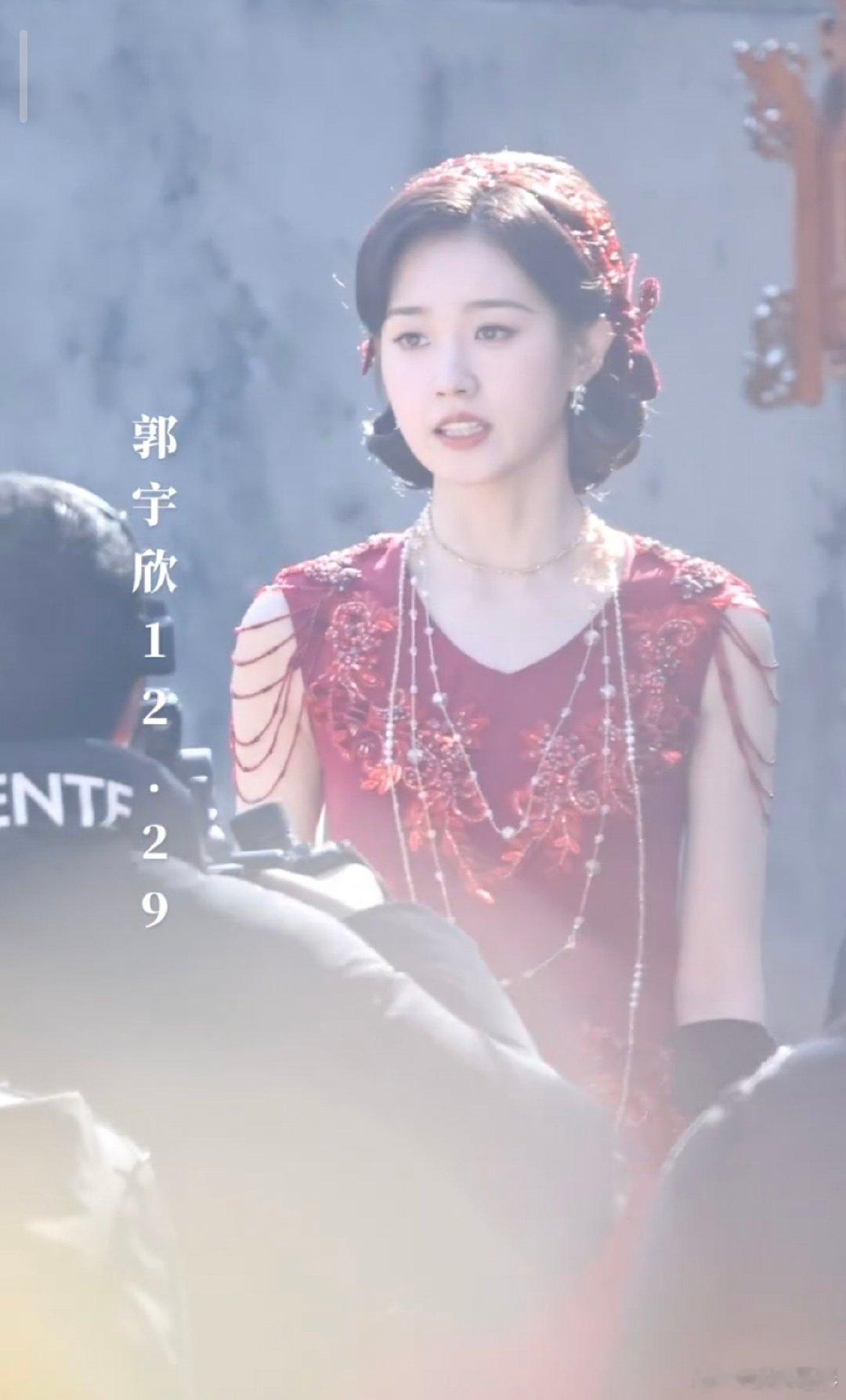 郭宇欣玉簟秋红衣造型郭宇欣《玉簟秋》今日造型路透有，一身红色超好看，注意保暖哦～