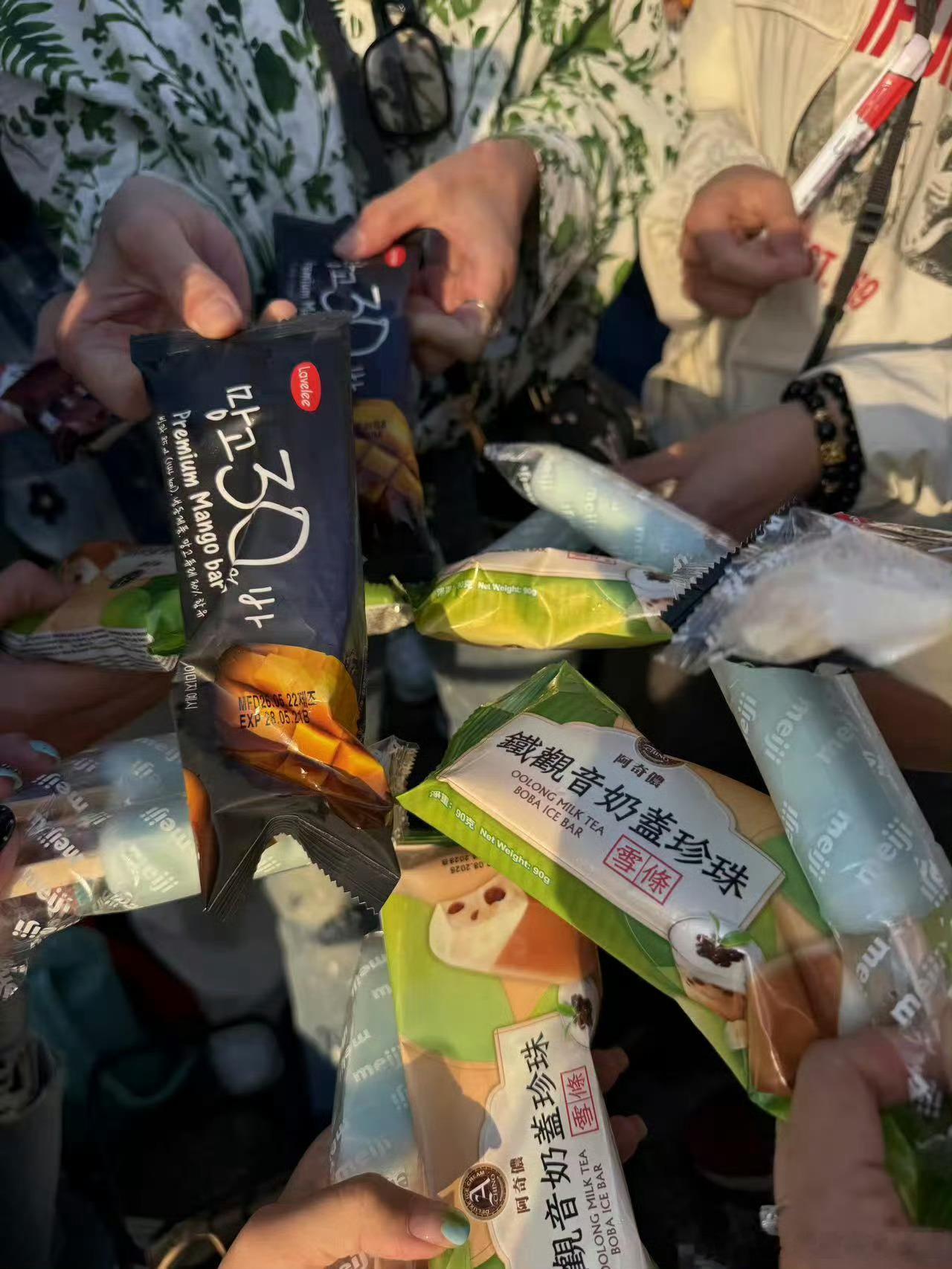 成毅狩谎杀青准备了逆应援给粉丝解暑 好用心 ​​​