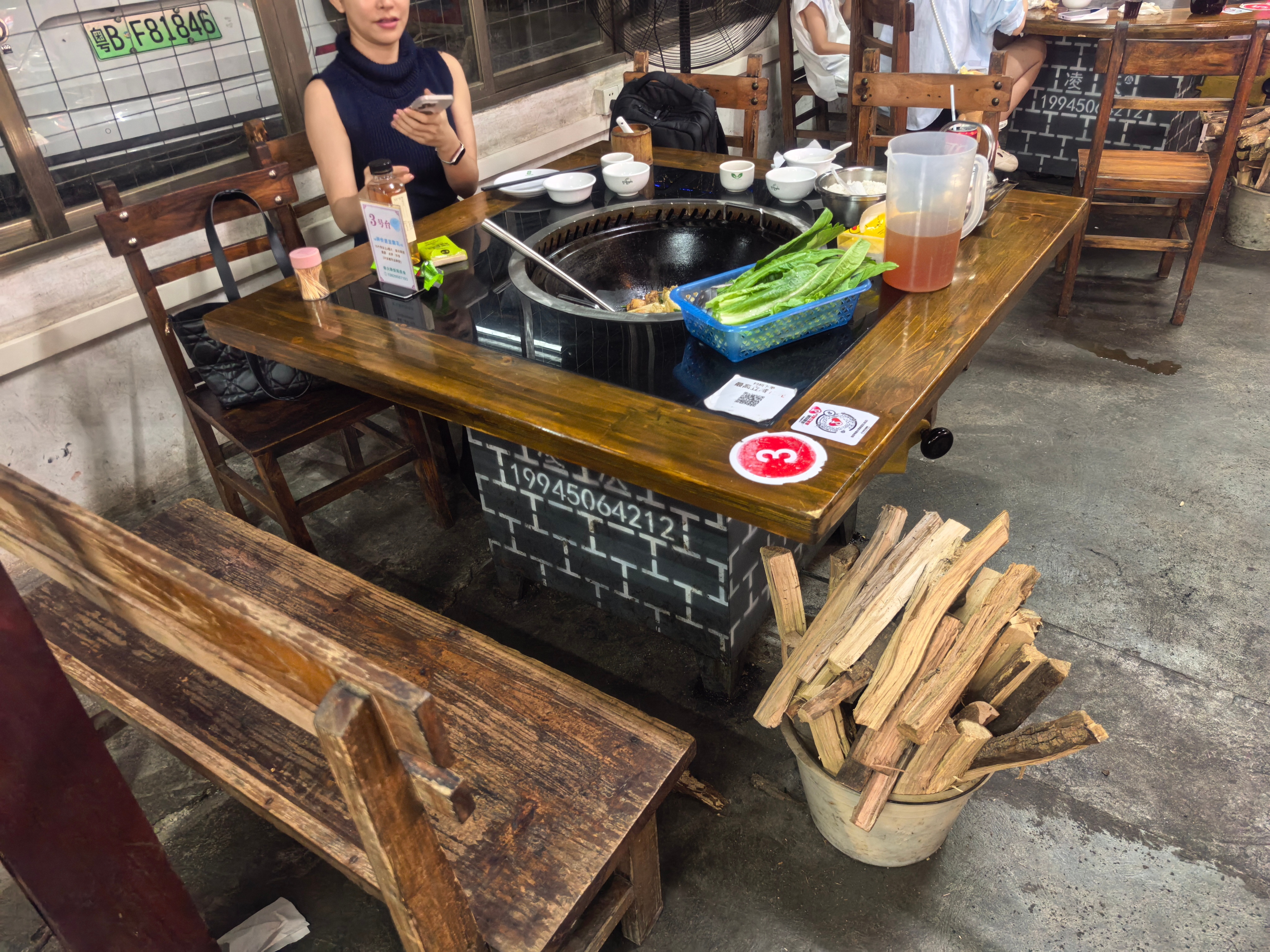 感谢蔚来 NOMI 推荐，直接在 NOMI GPT 上问：本地有什么好吃的。它直