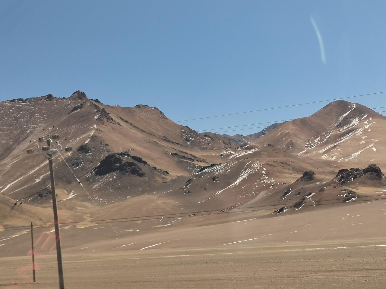 荒漠中的孤寂之美，远山如黛，近景如沙。