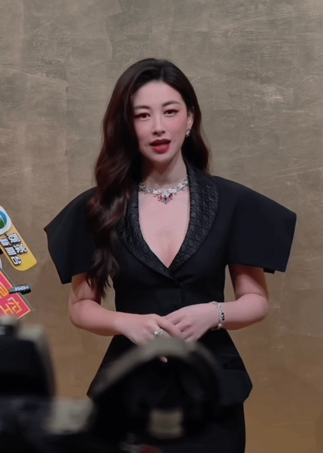 谁懂我刷到朱珠高珠活动怼脸镜头的震撼，如此歹毒的高清怼脸，姐依旧美得很安心，眼神