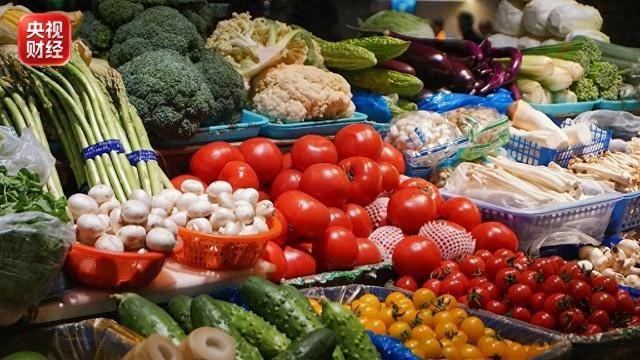据中国物流与采购联合会24日消息，今年上半年，我国农产品与食材消费市场规模约为4