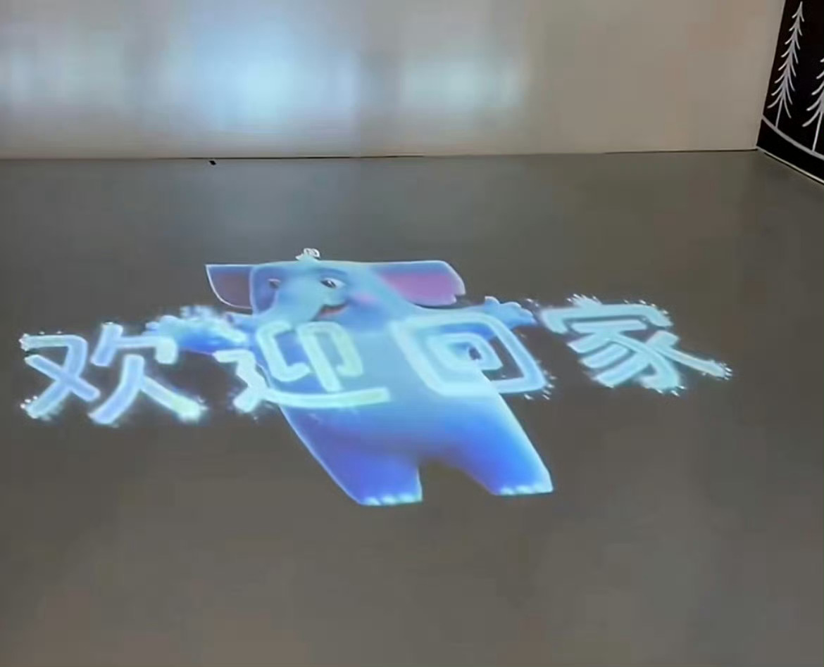 北京车展上还可以看电影逛北京车展，直接惊了！有台车的车灯居然能当投影仪用，现场放