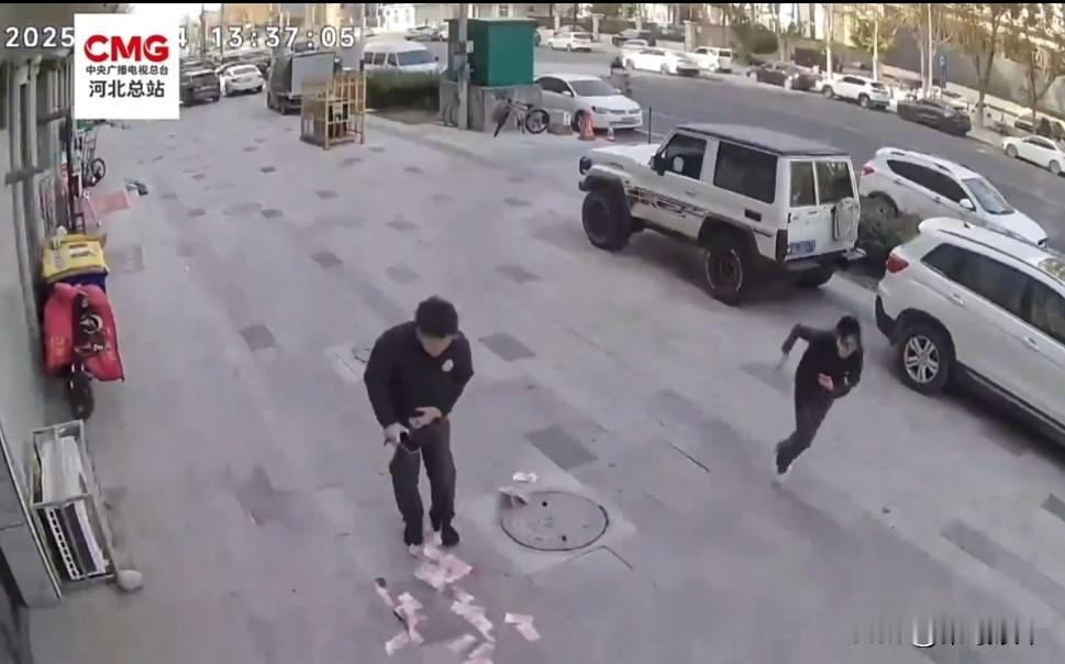 河北一夫妻去银行取了5万块，忘带袋子，只能抱在怀里。刚出车门，一阵大风刮了过来，