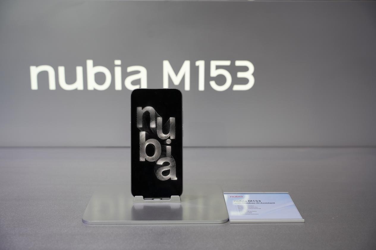 如何让冰冷高深的科技，成为日常家庭里细腻平常的体贴者？2025年，AI的风还是吹