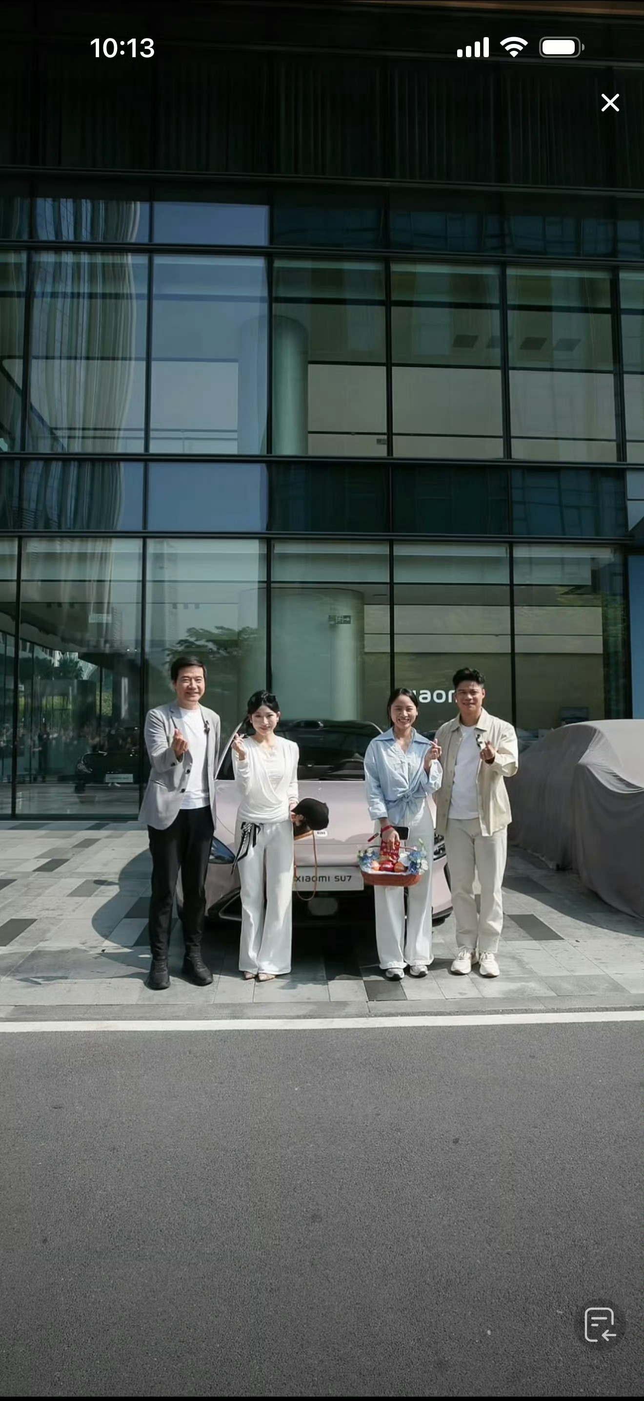 新一代小米 SU7 在小米深圳大厦开启了首批交付交付速度好快，前两天才刚发布这次