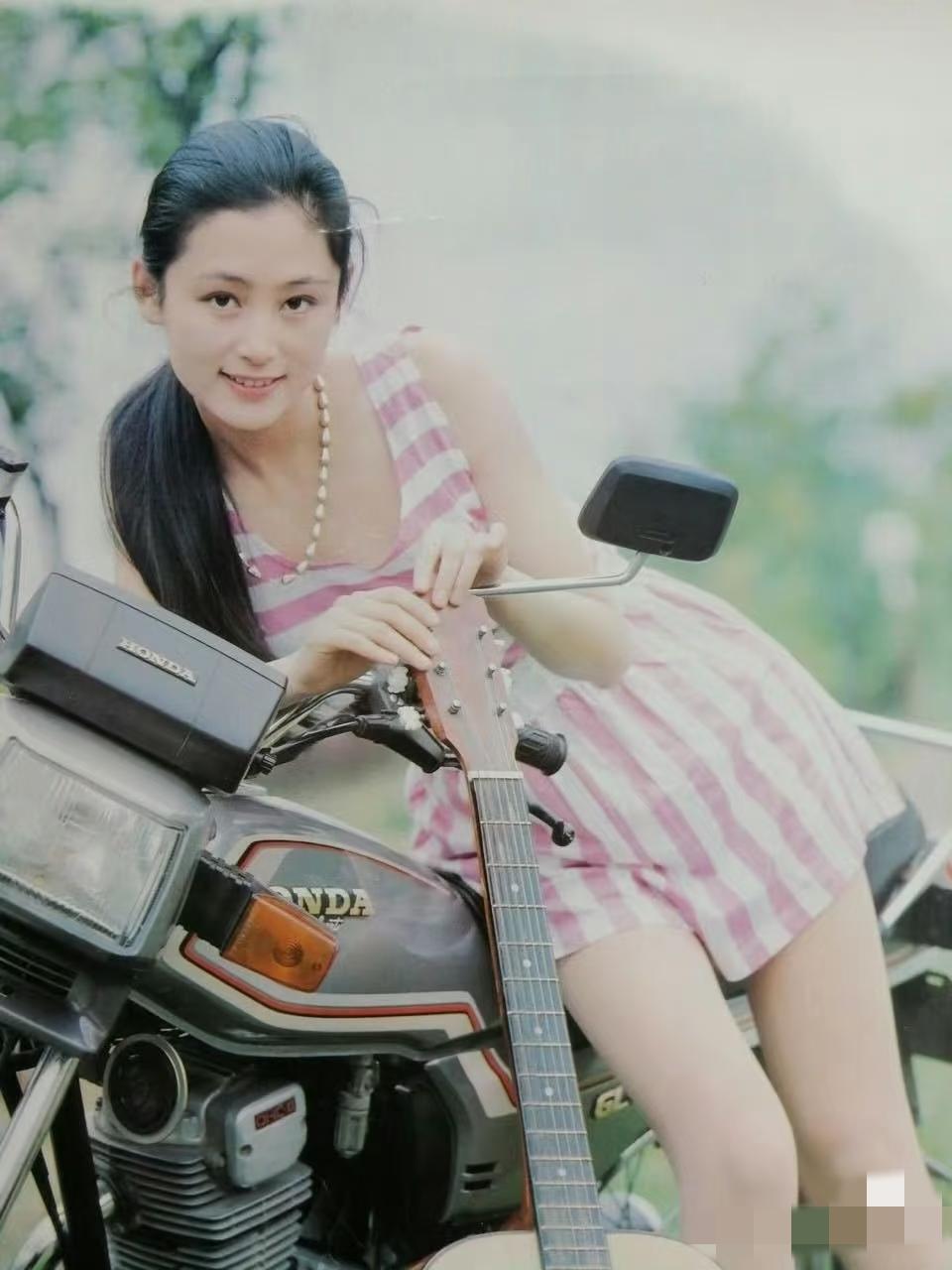 不是我吹！她在八九零年代，有着中国内地第一美女之称！是很多男人心目中的梦中女神！