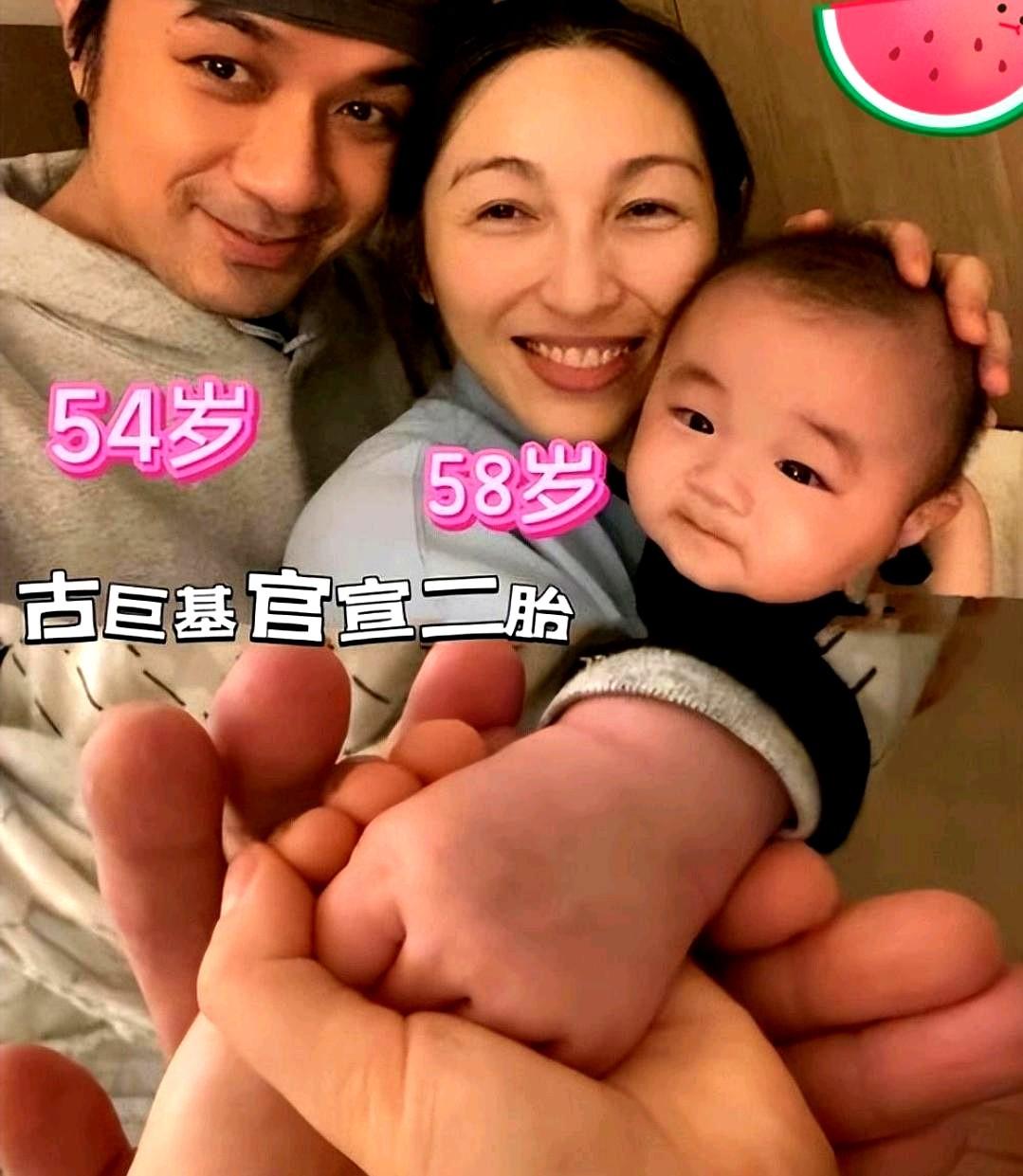 看到古巨基太太的消息，心里真是咯噔一下。
这个默默陪了他大半生的女人，从助理到爱