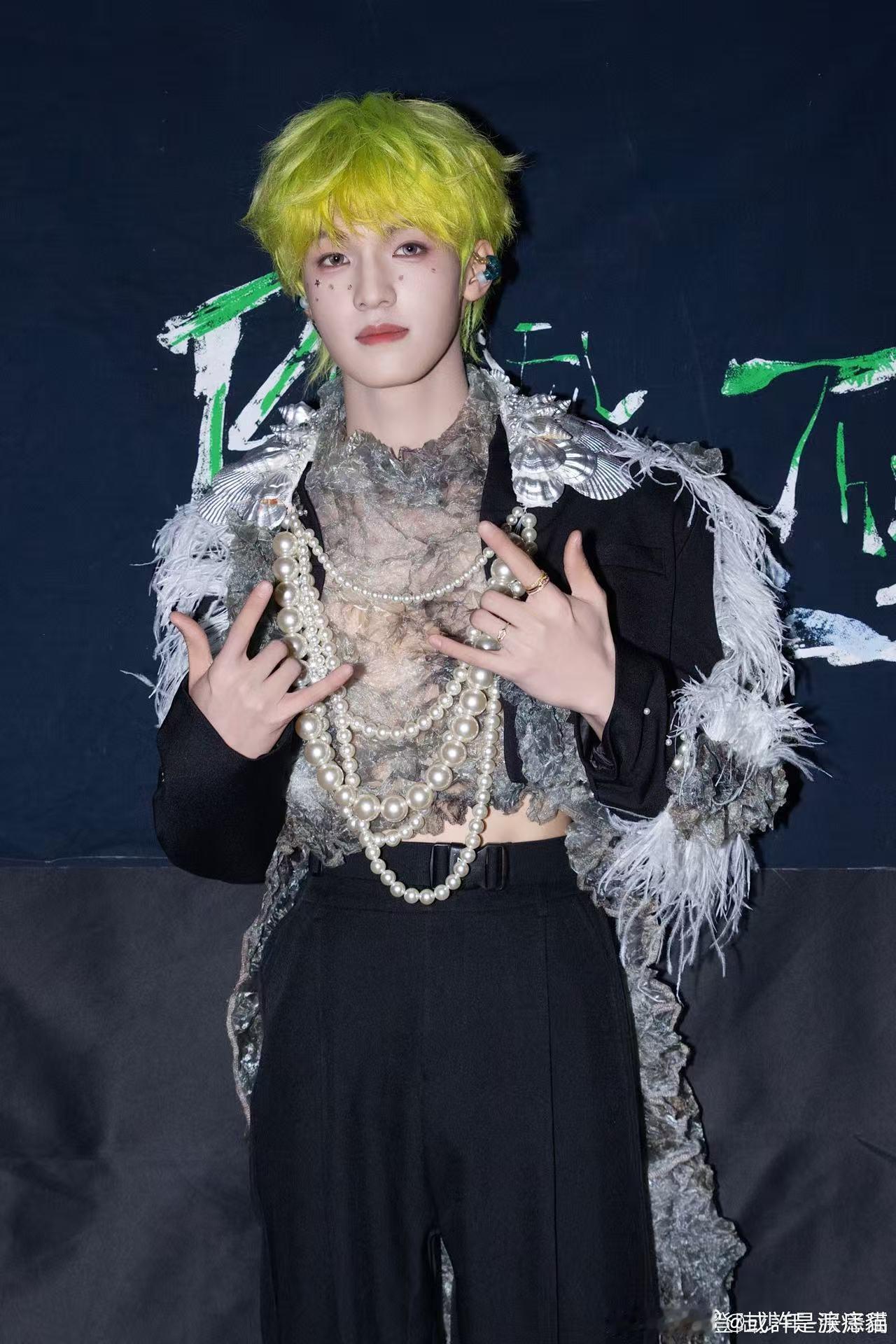 张泽禹黑发vs绿发 少年驾驭发色的能力真的强，黑发乖巧耐看，绿发个性十足，每一面