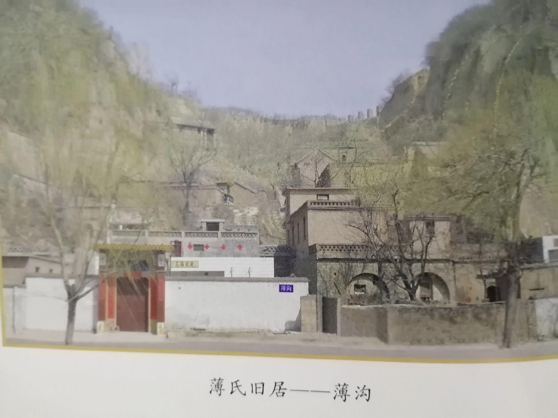 《河南嵩县县长薄海涛》
薄海涛，巩义市南河渡村人，薄氏十八世人，曾任军法处处长、陕西平利县县长、河南省嵩县县长。曾计划把石窟寺小学扩建为省立水利学校，并已筹粮五百担，后社会动荡筹资流失。在修南河渡村石坝东部滑坡顶时，他以当时自己的能力相争，使石坝基线南移五丈余，并以赈灾署拨来200袋面粉和200桶洋灰供修坝使用。