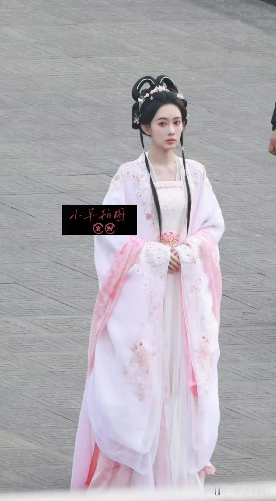 咱就是说孟子义这套衣服本身是好看的，结果硬是被造型拖了后腿！
 
这种塑料感又带