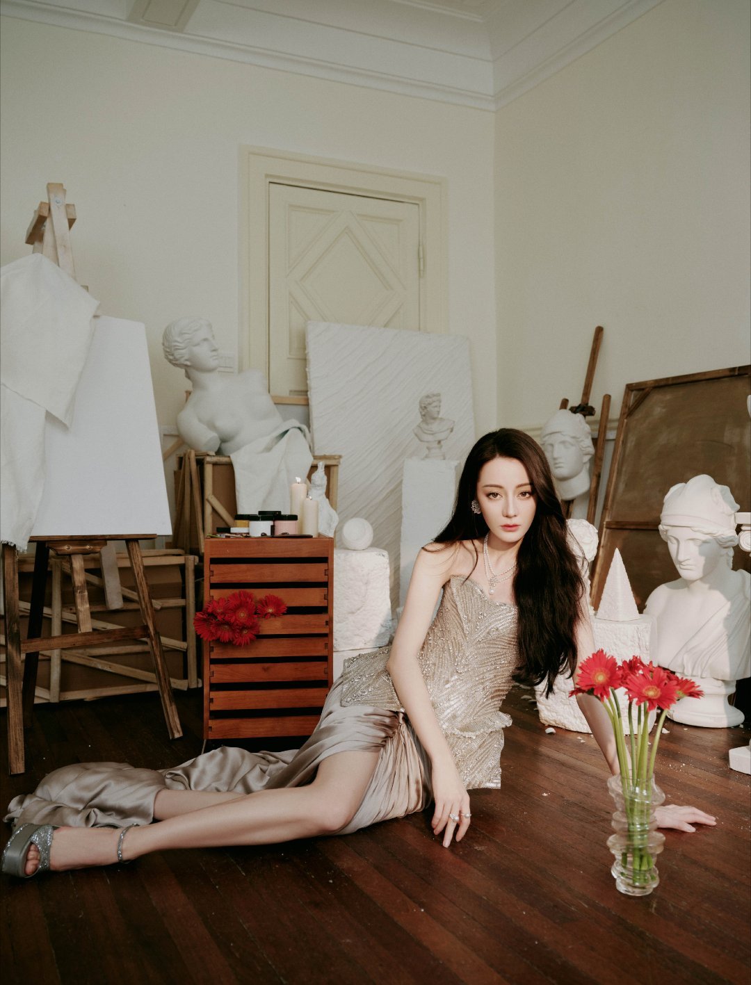 #迪丽热巴工作室发图#迪丽热巴工作室发图啦！又被热巴的美貌惊艳到了，简直美神降临