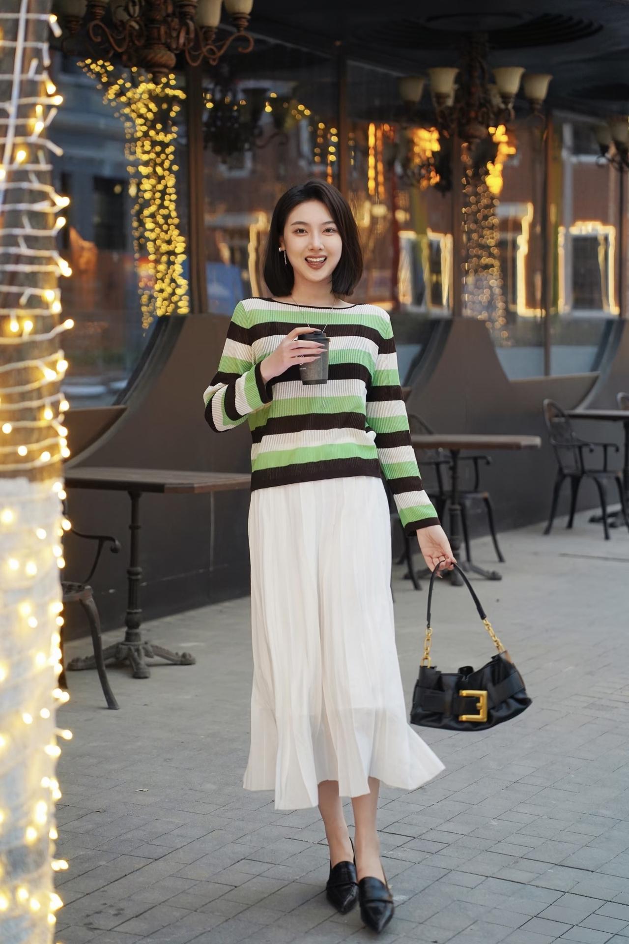 你心中的美女啥模样淡淡的妆容，得体的服装，阳光开心的笑容。